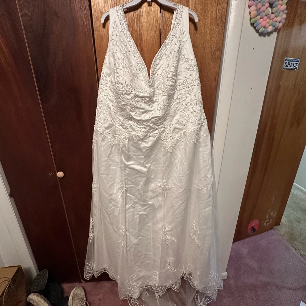 JJs House Elegant White Wedding Dress